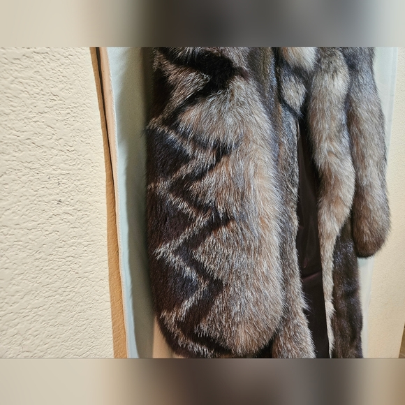 Luxurious Mahogany Mink Fur Coat with Fox Trim - Picture 5 of 6